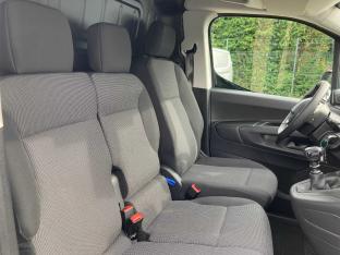 Photo import PEUGEOT PARTNER BlueHdi 130 EAT8 taille M 3 places